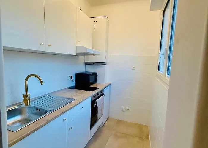 And Sun Two Minutes Away アパート *